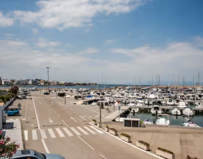 Ground floor for rent in the first line of the yacht club